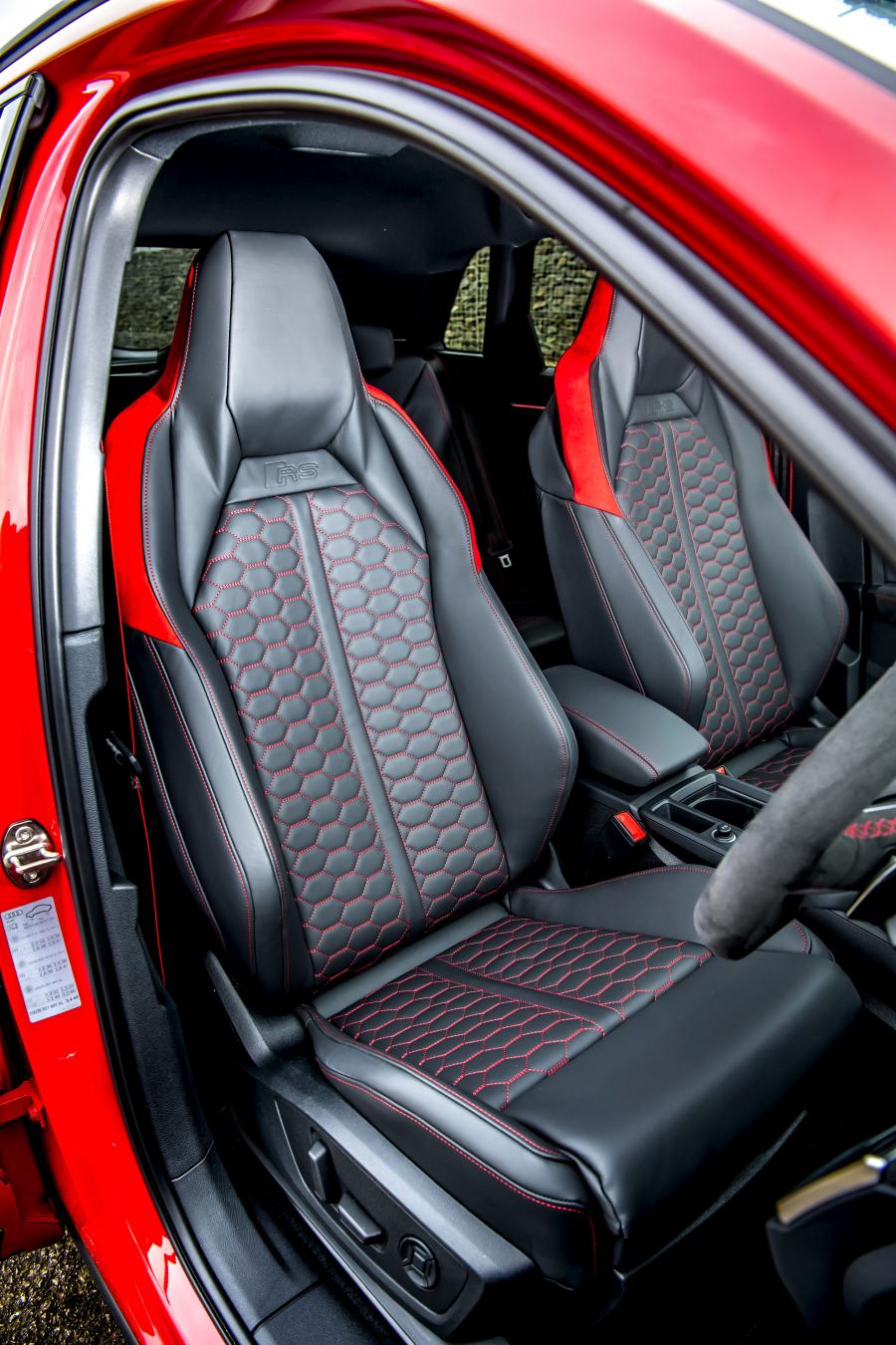 Интерьер Audi RS Q3 2019 года  (UK) (фото 20 из 63)